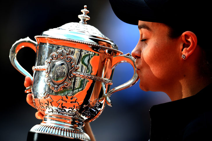 Ashleigh Bartycom o troféu do Open de França